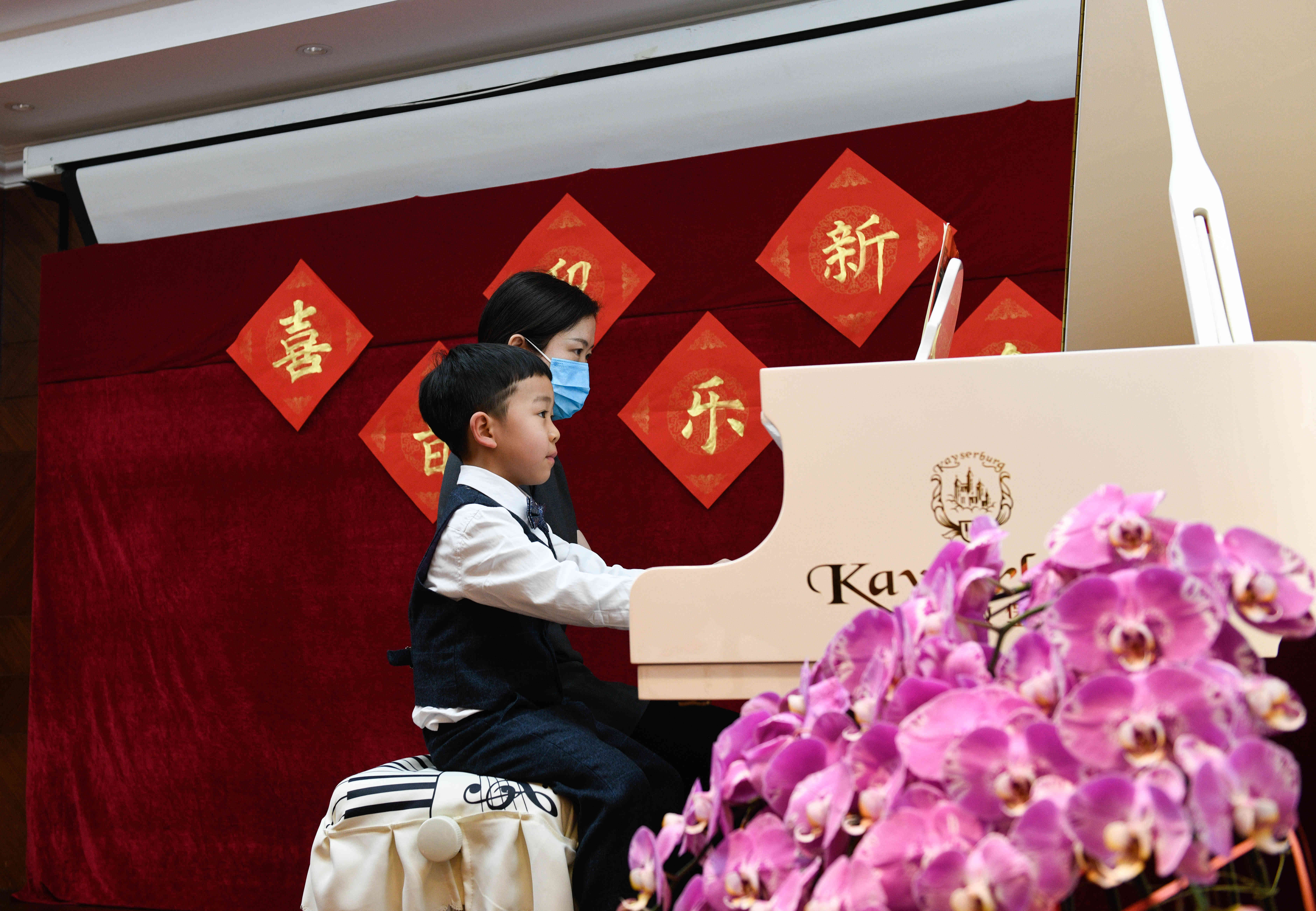 32《在黑暗中踮脚前行》《草原英雄小姐妹》.jpg