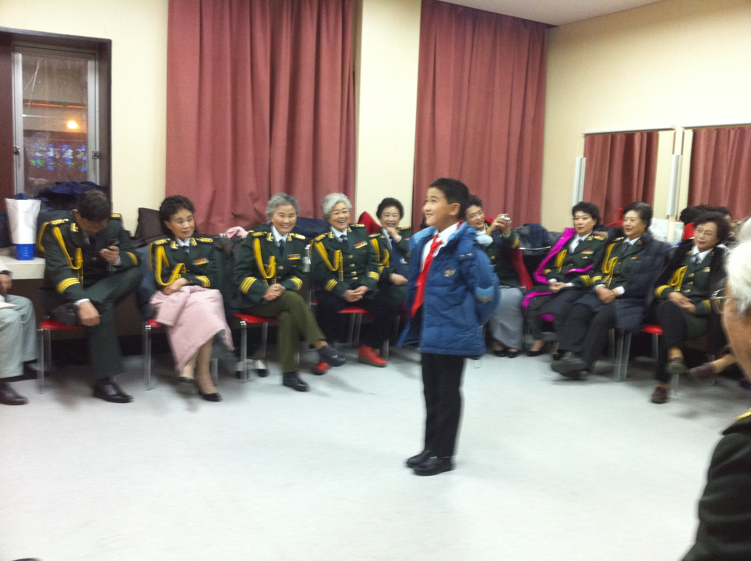 4小演员大宽同学为老艺术家们表演才艺.jpg